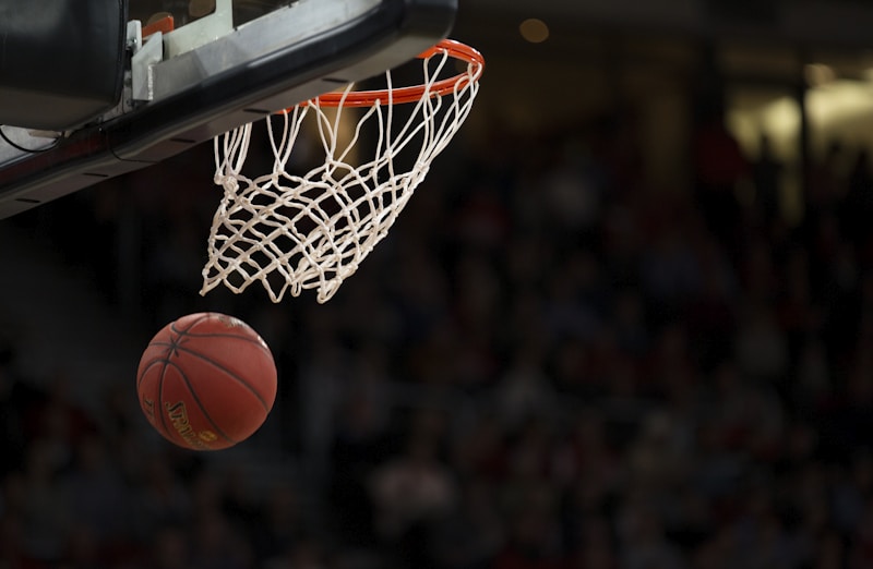 NBA季后赛精彩瞬间短视频封面，球员飞跃扣篮